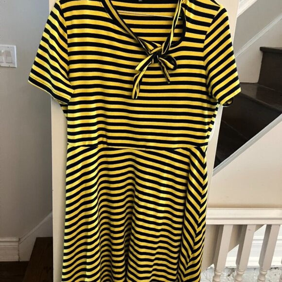 Striped Retro Dress with Tie - Picture 3 of 8